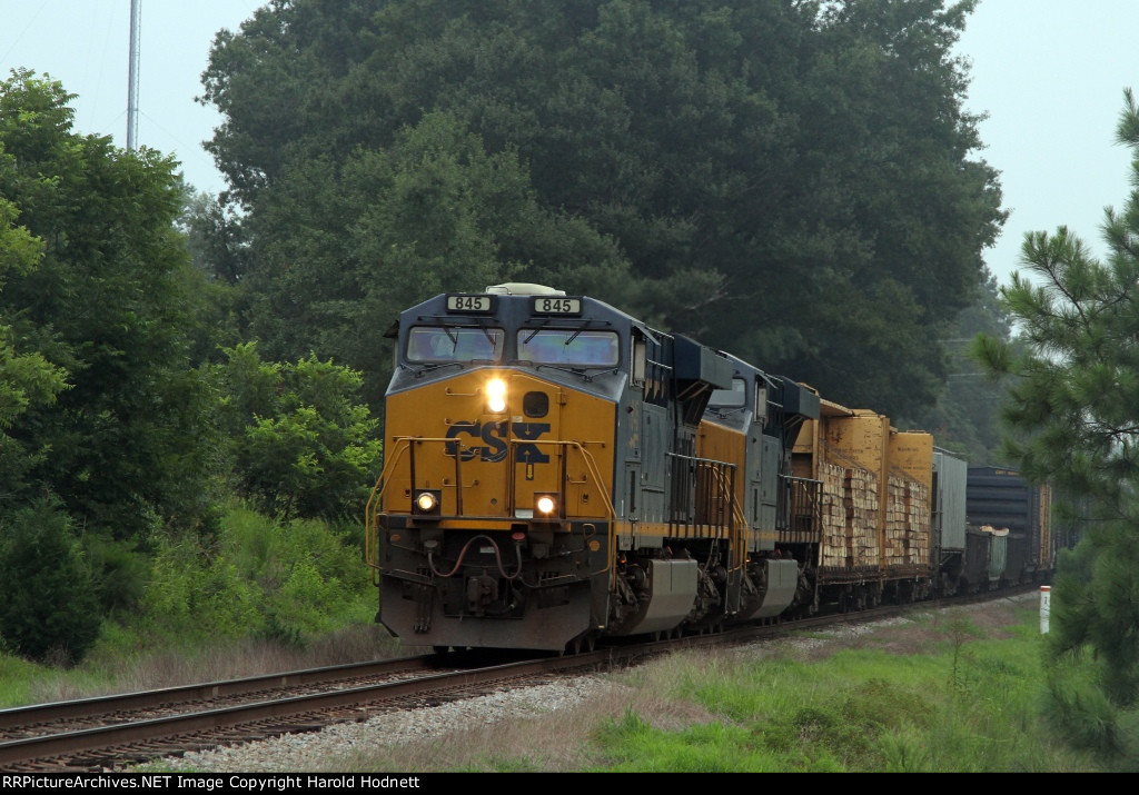 CSX 845 leads a train towards Hamlet